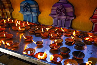 Malezya 'daki Batu Mağaraları yakınlarındaki Hindu tapınağında kaniller yanıyor.