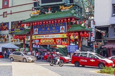KUALA LUMPUR, MALAYSIA - 24 HAZİRAN 2020: Çin Mahallesi 'nin Petaling Caddesi' ndeki ana kapıdan kalabalık geçiyor. 