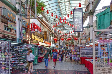 KUALA LUMPUR, MALAYSIA - 24 HAZİRAN 2020: Kalabalık Petaling Caddesi 'ndeki Çin Mahallesi' nin ana kapısından geçer.