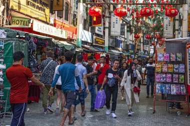 KUALA LUMPUR, MALAYSIA - 24 HAZİRAN 2020: Çin Mahallesi 'nin Petaling Caddesi' ndeki ana kapıdan kalabalık geçiyor. 