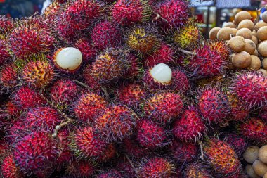 Malezya 'da pazarda taze Rambutan egzotik meyvesi 