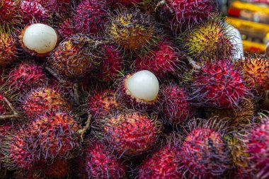 Malezya 'da pazarda taze Rambutan egzotik meyvesi 