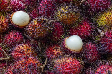 Malezya 'da pazarda taze Rambutan egzotik meyvesi 