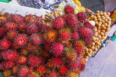 Malezya 'da pazarda taze Rambutan egzotik meyvesi 