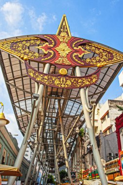 Kuala Lumpur, Malezya - 24 Ocak 2020: İnsanlar 25 Haziran 2015 'te Kuala Lumpur' da Kasturi Yürüyüş Merkez Pazarı 'nda yürüyüş ve alışveriş yapıyorlar