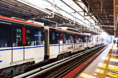 KUALA LUMPUR, MALAYSIA - 24 Ocak 2020: Rapid Rail veya hizmet markası RapidKL tarafından işletilen Malezya Hafif Demiryolu Transit (LRT) treni.