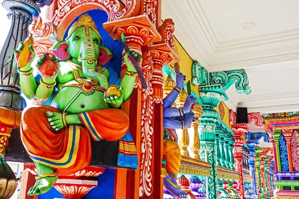 Kuala Lumpur Malásia Janeiro 2020 Representação Deuses Hindus Turistas Subindo — Fotografia de Stock