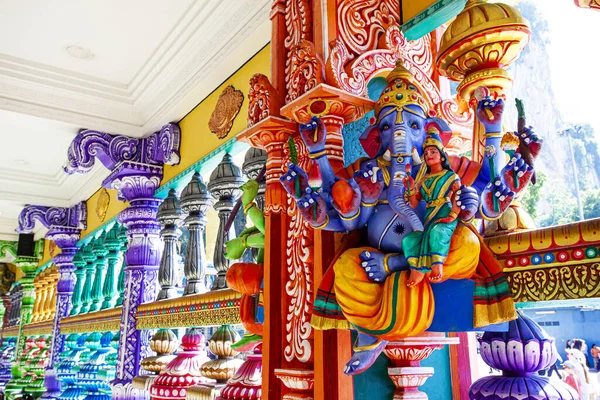 Kuala Lumpur Malaysia January 2020 Representation Hindu Gods Tourists Climbing — Stock Photo, Image