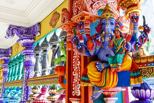 Kuala Lumpur Malaysia January 2020 Representation Hindu Gods Tourists Climbing — Stock Photo, Image