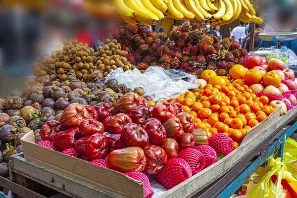 マレーシア クアラルンプールのペタリング通り市場におけるエキゾチックなアジアの果物の品揃え — ストック写真