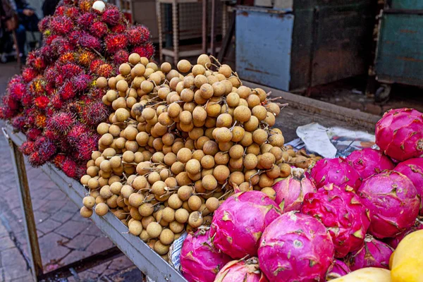 マレーシア クアラルンプールのペタリング通り市場におけるエキゾチックなアジアの果物の品揃え — ストック写真
