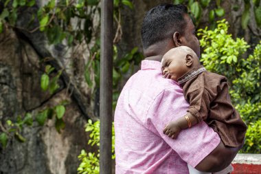 Kuala Lumpur, Malezya - 24 Ocak 2020: Küçük çocuk Kuala Lumpur, Malezya 'daki Batu mağara tapınağına gidiyor