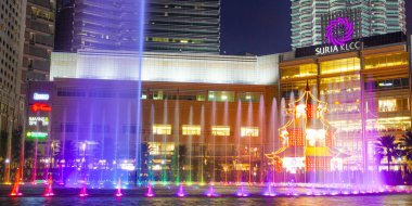 Kuala Lumpur, Malezya. 26 Ocak 2020: Petronas İkiz Kuleleri ve Malezya 'nın en çekici yeri olan Senfoni Gölü' nün gece manzarası. Güzel çok renkli müzik çeşmeleri.