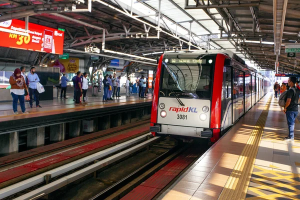 Kuala Lumpur Malaysia Janeiro 2020 Comboio Trânsito Ferroviário Leve Malásia — Fotografia de Stock