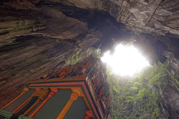 Καταπληκτικές Σπηλιές Του Μπατού Ναό Των Ινδουιστών Και Πολλούς Προσκυνητές — Φωτογραφία Αρχείου