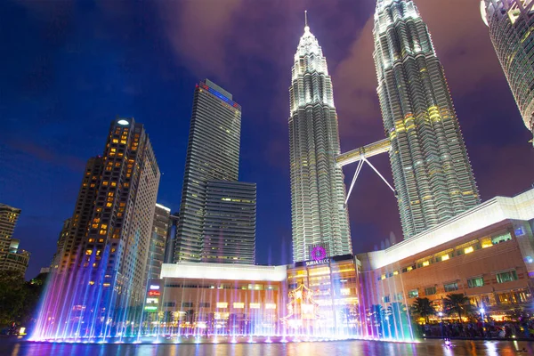マレーシアのクアラルンプール 2020年1月26日 ペトロナスツインタワーの夜景マレーシアで最も魅力的な場所であるKlccとシンフォニーレイク 美しい多色の音楽噴水 — ストック写真