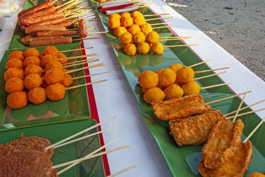 Malezya yemeği ve sosisleri - Langkawi 'deki gece pazarında sokak yemekleri