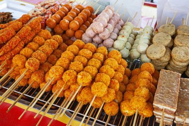 Malezya yemeği ve sosisleri - Langkawi 'deki gece pazarında sokak yemekleri