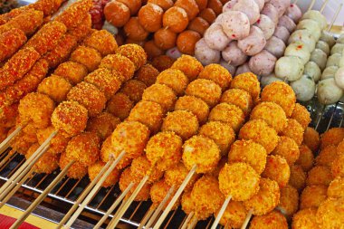 Malezya yemeği ve sosisleri - Langkawi 'deki gece pazarında sokak yemekleri