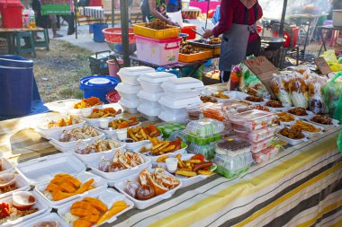 Nasi Lemak - Lankawi adasındaki gece pazarında geleneksel Malezya yemekleri