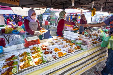 Nasi Lemak - Lankawi adasındaki gece pazarında geleneksel Malezya yemekleri