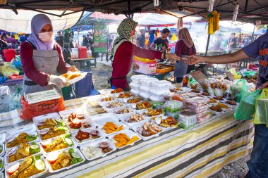 Langkawi, Malezya - 10 Şubat 2020: Malezya geleneksel yemekleri gece pazarında 