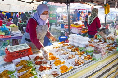 Langkawi, Malezya - 10 Şubat 2020: Malezya geleneksel yemekleri gece pazarında 