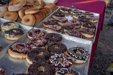 Malezya 'daki gece pazarında bir sürü taze çikolatalı çörek var.