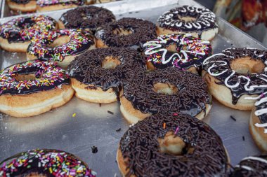 Malezya 'daki gece pazarında bir sürü taze çikolatalı çörek var.