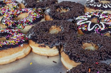 Malezya 'daki gece pazarında bir sürü taze çikolatalı çörek var.