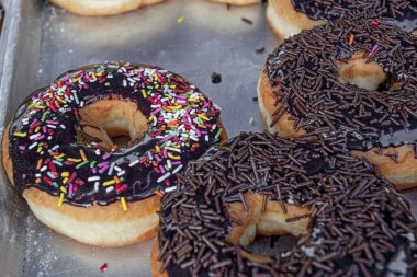 Malezya 'daki gece pazarında bir sürü taze çikolatalı çörek var.