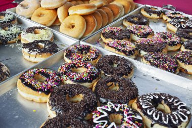 Malezya 'daki gece pazarında bir sürü taze çikolatalı çörek var.