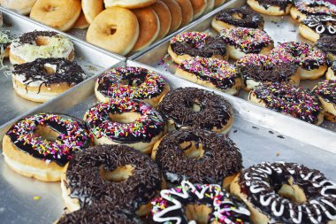 Malezya 'daki gece pazarında bir sürü taze çikolatalı çörek var.