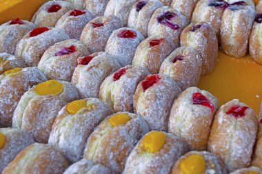 Malezya 'daki gece pazarında taze şekerli çörekler.