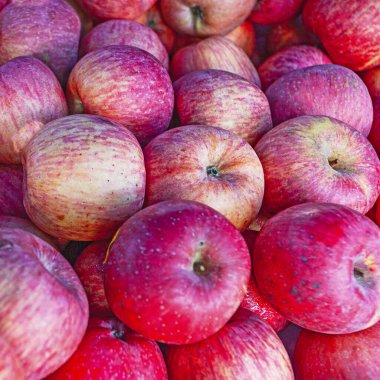 Taze meyve vitaminleri arka plan - pazarda parlak yeşil elmalar