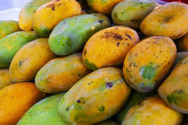 Marketteki tatlı mango - meyve arkaplanı