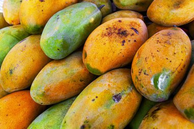 Marketteki tatlı mango - meyve arkaplanı