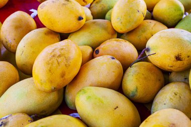 Marketteki tatlı mango - meyve arkaplanı