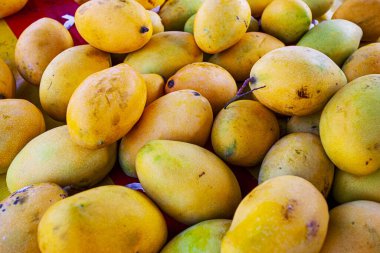 Marketteki tatlı mango - meyve arkaplanı