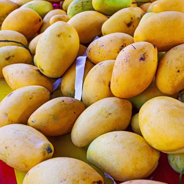 Marketteki tatlı mango - meyve arkaplanı