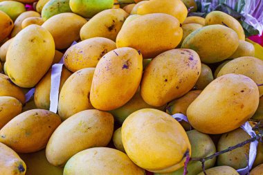 Marketteki tatlı mango - meyve arkaplanı