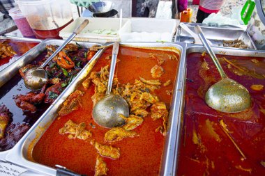 Geleneksel Malezya yemekleri - Langkawi adasındaki gece pazarında öğle yemeği