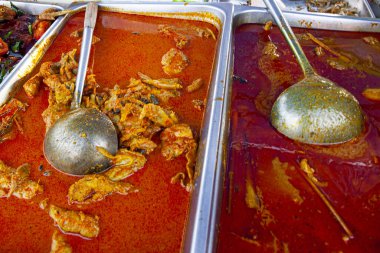 Geleneksel Malezya yemekleri - Langkawi adasındaki gece pazarında öğle yemeği