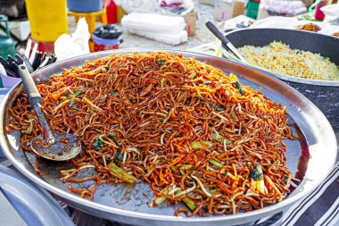 Geleneksel Malezya sokak yemekleri gece pazarında 