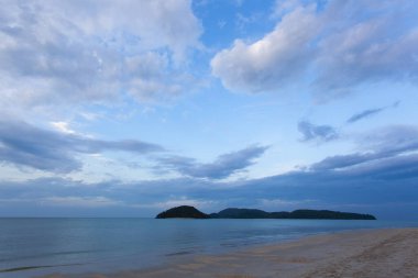 Doğanın parlak renkleri, sabah Pantai Cenang plajında, Langkawi adası, Malezya
