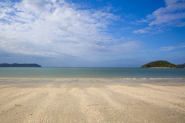 Doğanın parlak renkleri, sabah Pantai Cenang plajında, Langkawi adası, Malezya