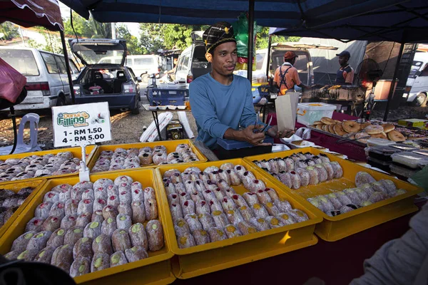 Φρέσκα Ντόνατς Ζάχαρης Ανάμεικτα Στη Νυχτερινή Αγορά Της Μαλαισίας — Φωτογραφία Αρχείου
