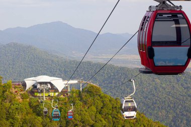 Langkawi Adası, Malezya 'daki dağlarda kablolu bir araba.