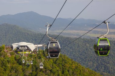 Langkawi Adası, Malezya 'daki dağlarda kablolu bir araba.
