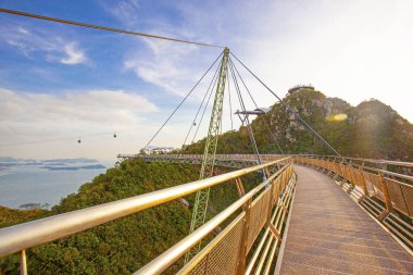 Langkawi adasındaki Malezya 'nın sembollerinden biri olan ünlü Gökyüzü Köprüsü.